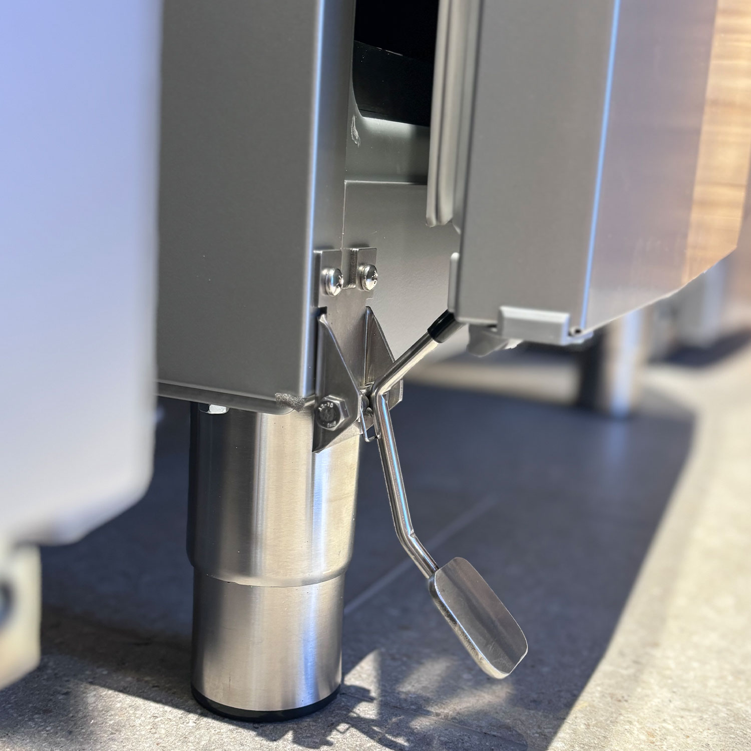 Fuss-Türöffner für Wildkühlschränke – Bild 2